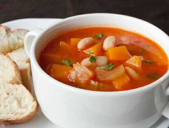 La soupe de céleri est un plat copieux dans le régime d'un régime de perte de poids sain