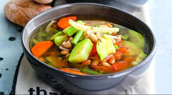 Soupe aux légumes - un premier plat facile du menu diététique Maggi