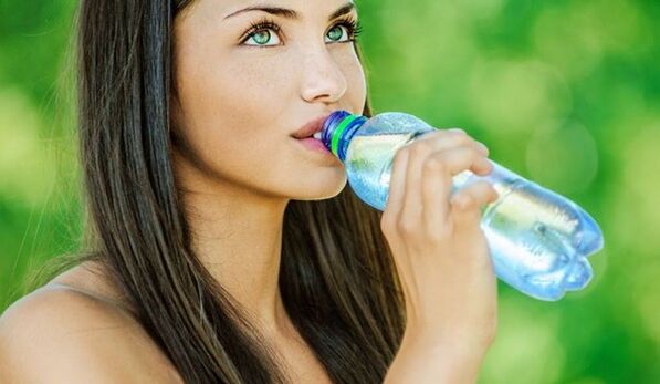 Pour perdre du poids efficacement, vous devez boire suffisamment d’eau. 